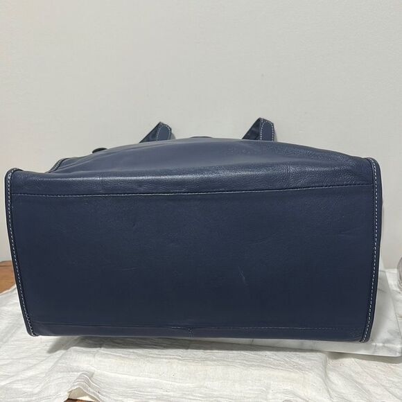 Elegant Navy Blue Tote Bag leather zip closure with CD logo - Picture 5 of 12